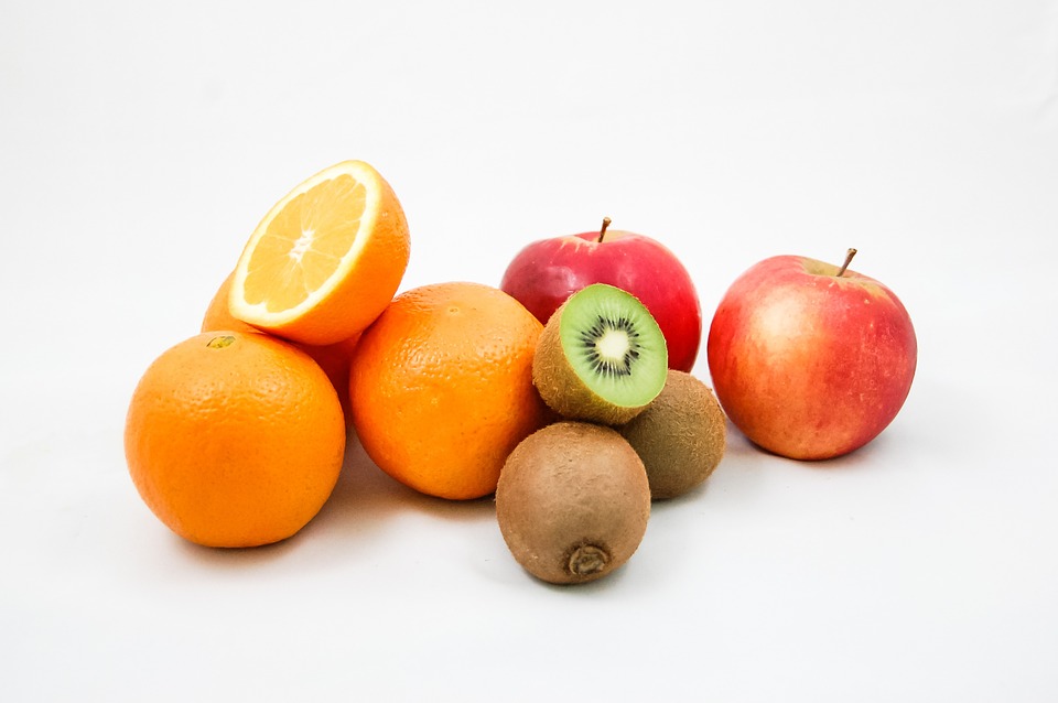 Oranges pommes kiwi fruits alimentation saine et équilibrée